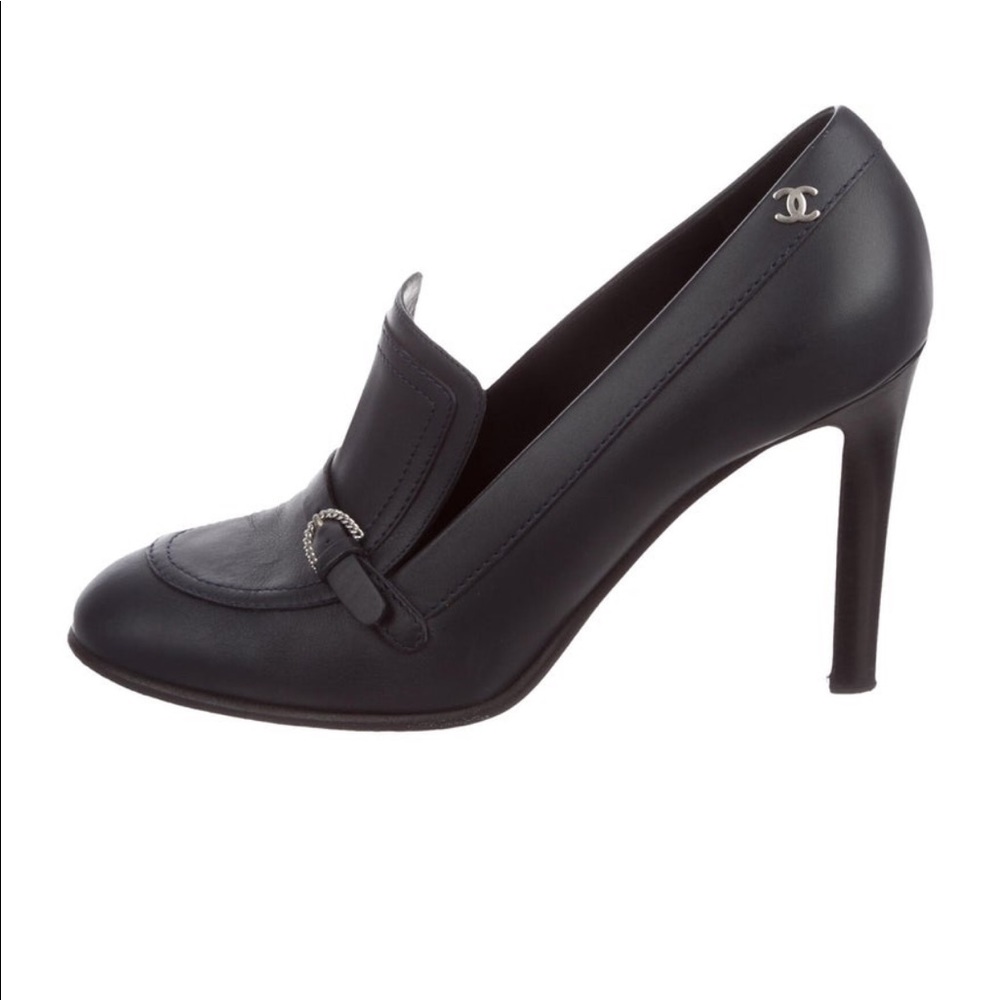Chanel CC pumps